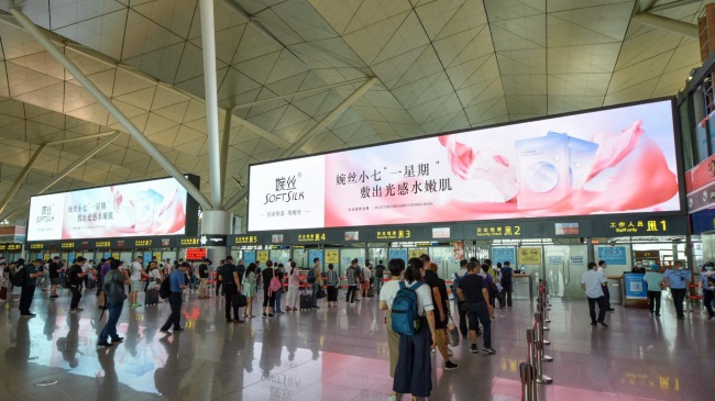 沈陽機(jī)場航站樓出發(fā)大廳安檢口上方LED大屏廣告，沈陽機(jī)場廣告價格