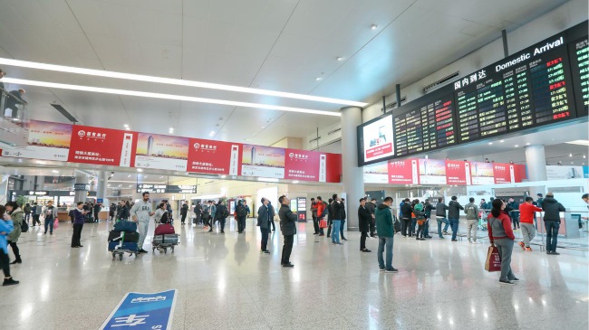南京祿口機(jī)場國內(nèi)到達(dá)空中長廊貼紙廣告牌，南京機(jī)場廣告價格收費