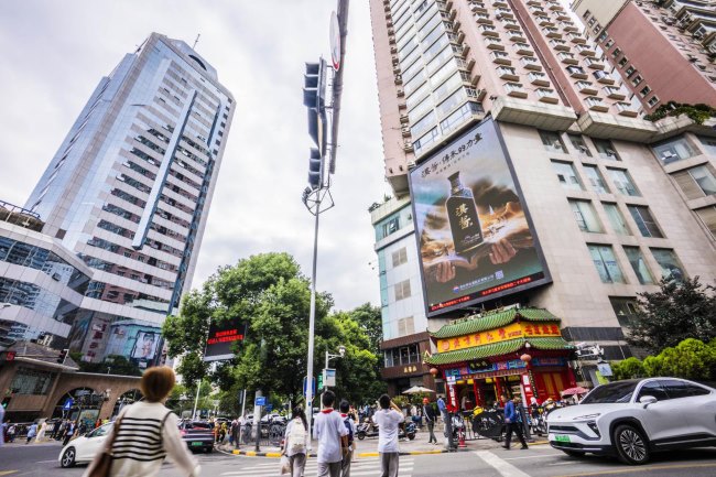 貴陽南明荔星名店路口同仁堂上方LED廣告，貴陽LED大屏廣告價格收費