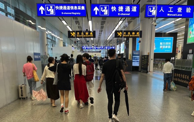 福田口岸三層往香港邊檢大廳墻面燈箱廣告，深圳福田口岸廣告價格