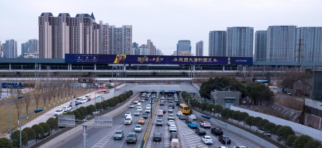 西安東二環(huán)金花隧道鐵路圍擋大牌廣告，西安最大戶(hù)外大牌廣告價(jià)格