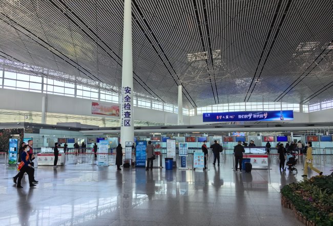 天津?yàn)I海機(jī)場出發(fā)大廳安檢口正上方LED大屏廣告，天津機(jī)場廣告價(jià)格