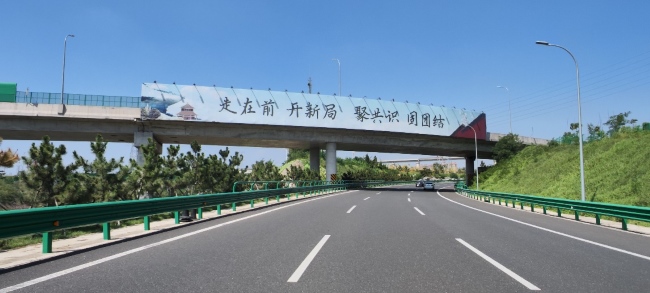青島機(jī)場高速跨線橋圍擋廣告牌，青島膠東機(jī)場高速大牌廣告價格