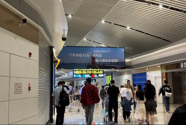 潮汕機場T2出發(fā)到達全覆蓋燈箱廣告大牌，揭陽潮汕機場廣告牌價格