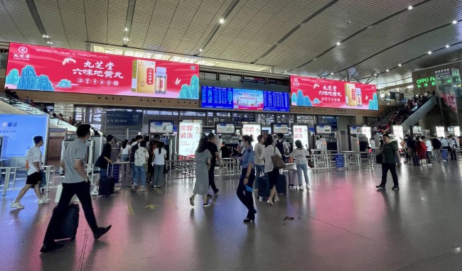 長沙南高鐵站進(jìn)站安檢口2塊LED巨屏廣告，長沙南站大屏高鐵廣告價格