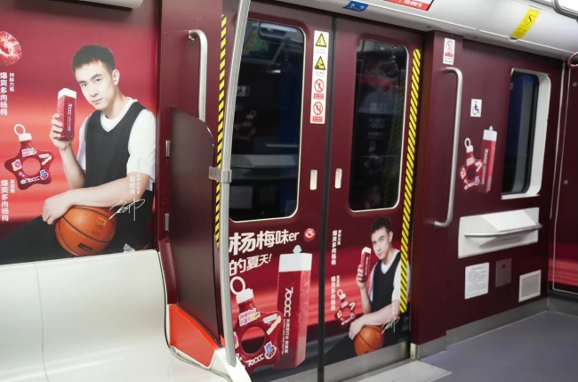 沈陽地鐵創(chuàng)意內(nèi)包車貼廣告飲料快消案例，沈陽地鐵列車廣告價格