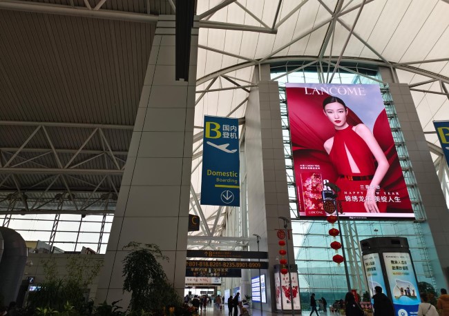 廣州白云機(jī)場出發(fā)大廳玻璃墻高空LED巨屏廣告，廣州機(jī)場廣告價格