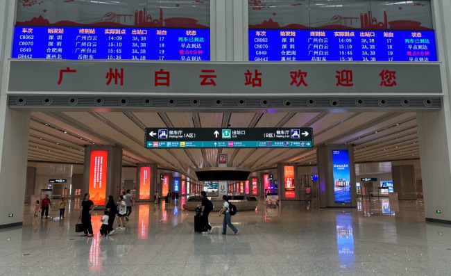 廣州白云高鐵站到達(dá)出站通道柱面燈箱廣告，廣州白云站廣告價(jià)格