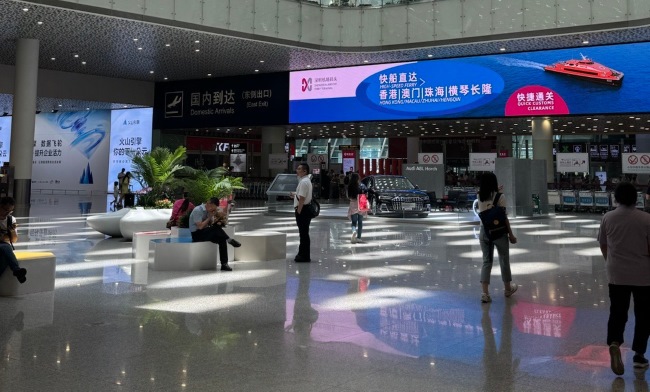 深圳機(jī)場(chǎng)到達(dá)接機(jī)口上方LED橫屏廣告牌，深圳寶安機(jī)場(chǎng)大屏廣告價(jià)格