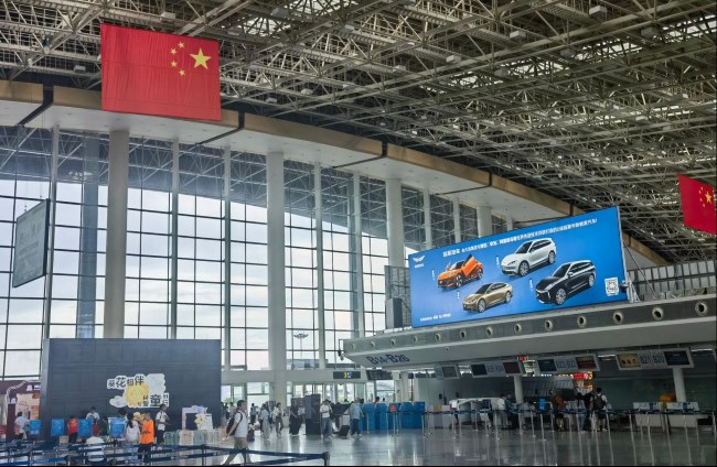 南昌機場出發(fā)大廳值機島燈箱廣告高空大牌，南昌昌北機場廣告價格