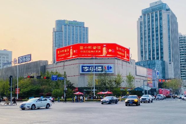青島香港中路家樂福樓頂LED高雄路外墻大屏廣告，青島大屏廣告價格