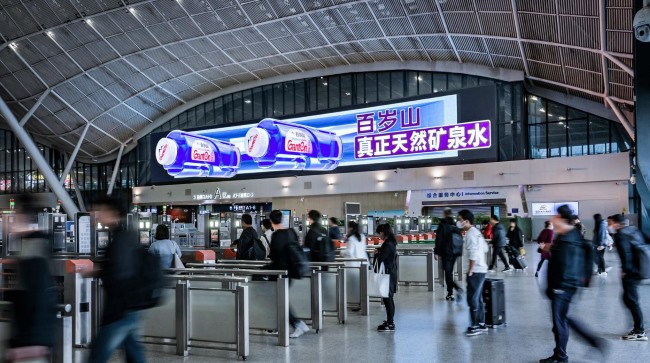 武漢高鐵站進站大廳北側(cè)上方巨型LED橫屏，武漢火車站大屏廣告價格