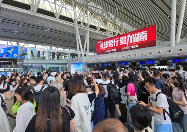 長沙機(jī)場(chǎng)出發(fā)安檢值機(jī)島燈箱廣告高空大牌，長沙黃花機(jī)場(chǎng)廣告價(jià)格