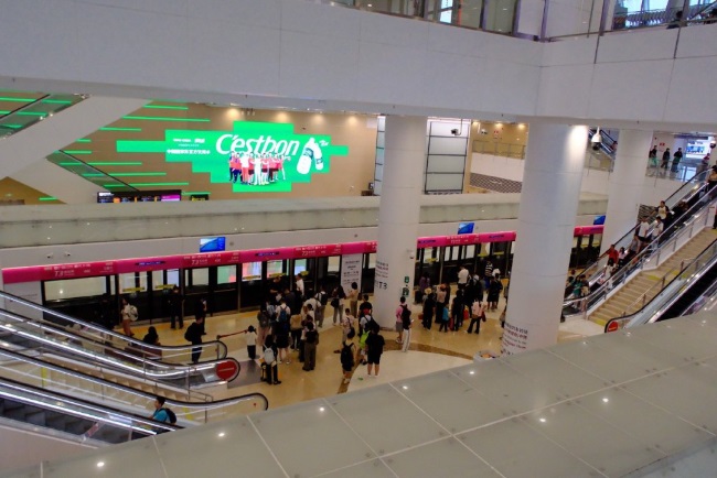 深圳寶安機(jī)場(chǎng)LED大屏廣告價(jià)格，深圳衛(wèi)星廳地鐵墻面大屏廣告投放
