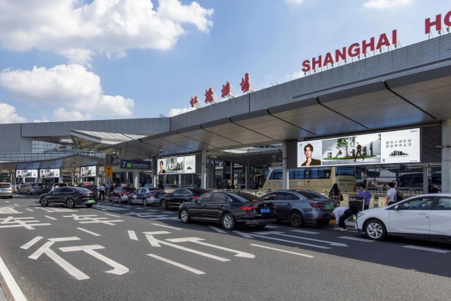上海虹橋機(jī)場(chǎng)出發(fā)戶外落客圍擋LED橫屏廣告，上海機(jī)場(chǎng)大屏廣告價(jià)格