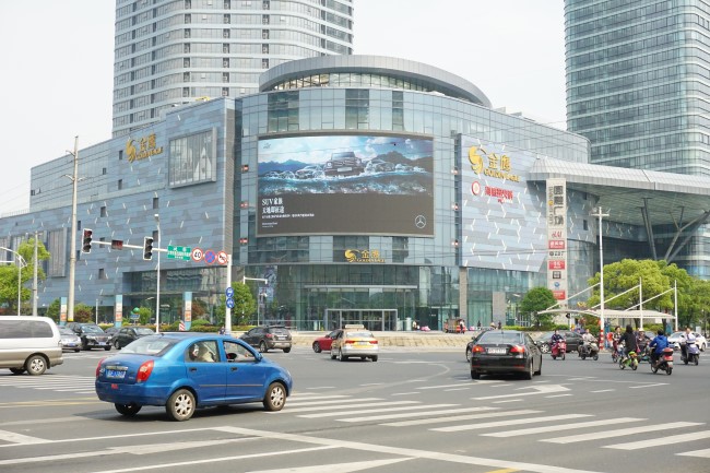 南通文峰地鐵站金鷹購(gòu)物中心外墻LED大屏廣告，南通LED大屏廣告價(jià)格