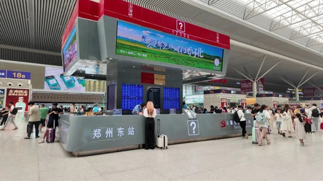 鄭州東站候車大廳中央服務(wù)臺(tái)上方LED廣告，鄭州東高鐵大屏廣告價(jià)格