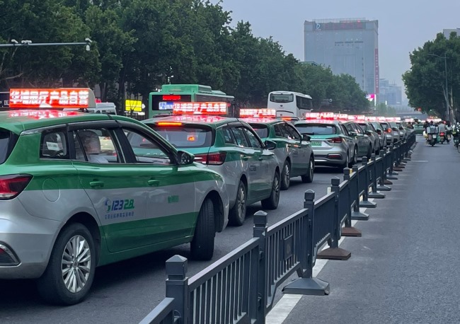 鄭州出租車廣告價格收費，鄭州出租車頂LED彩屏廣告發(fā)布案例圖