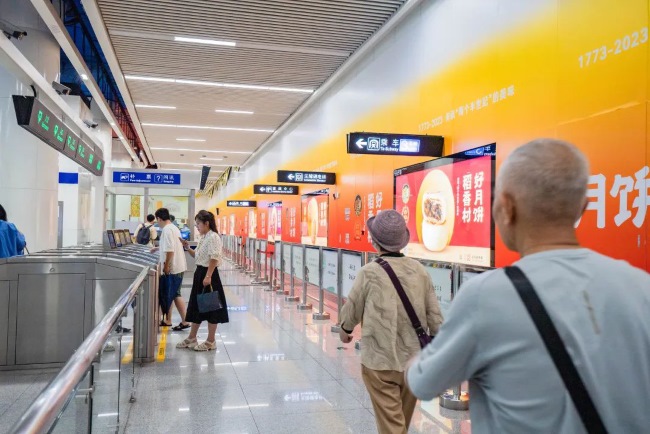 濟(jì)南地鐵3號線奧體中心站廳墻貼燈箱廣告案例，濟(jì)南地鐵廣告價格