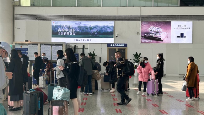 深圳北站到達(dá)出站口上方燈箱廣告牌，深圳北高鐵站大屏廣告價(jià)格
