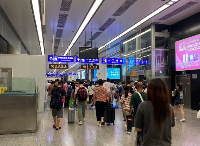 深圳福田口岸三層邊檢大廳燈箱廣告，深圳福田口岸往香港廣告價格