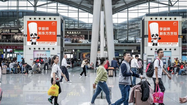 廣州南站三層候車座椅區(qū)上方燈箱廣告，廣州南高鐵站廣告牌價格