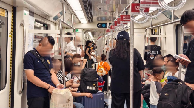 深圳地鐵性價(jià)比最高車廂廣告拉手優(yōu)勢案例，深圳地鐵拉手廣告價(jià)格