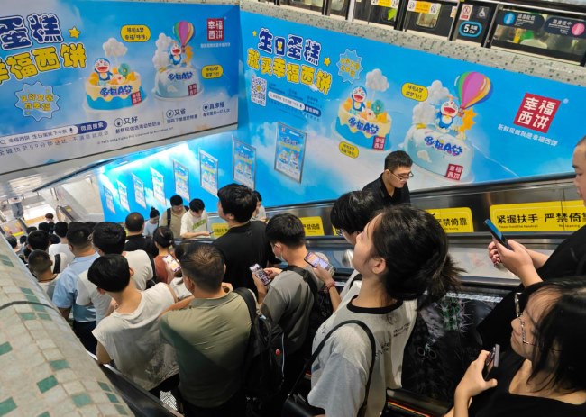 深圳地鐵扶梯旁墻貼廣告價(jià)格，深圳地鐵4號線深圳北站出入口廣告