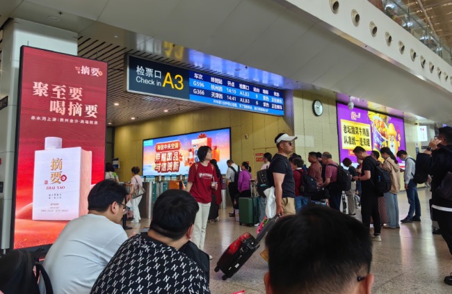 武漢高鐵站候車大廳檢票口燈箱，武漢火車站大屏廣告價(jià)格