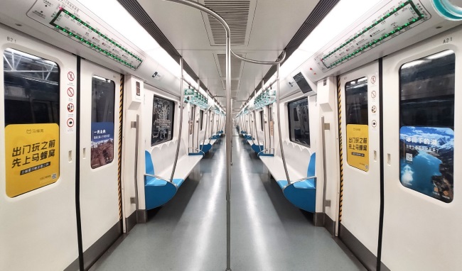 北京地鐵列車門貼廣告投放，北京地鐵車廂玻璃貼廣告價(jià)格