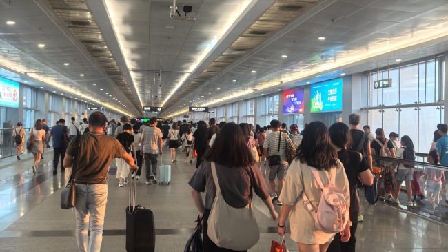 深圳福田口岸往返香港通道橋燈箱廣告，深圳福田口岸廣告價(jià)格