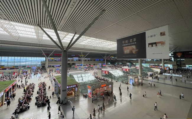 鄭州東高鐵站候車區(qū)檢票口燈箱廣告，鄭州東站廣告大屏價格
