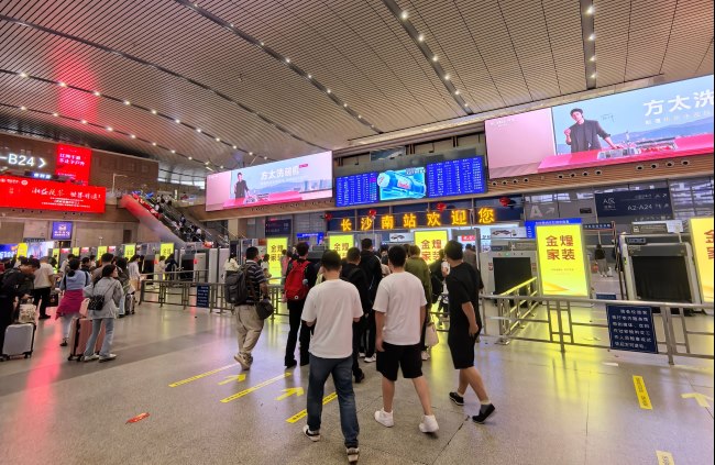 長沙南火車站進站安檢口LED雙屏，長沙南站大屏高鐵廣告價格
