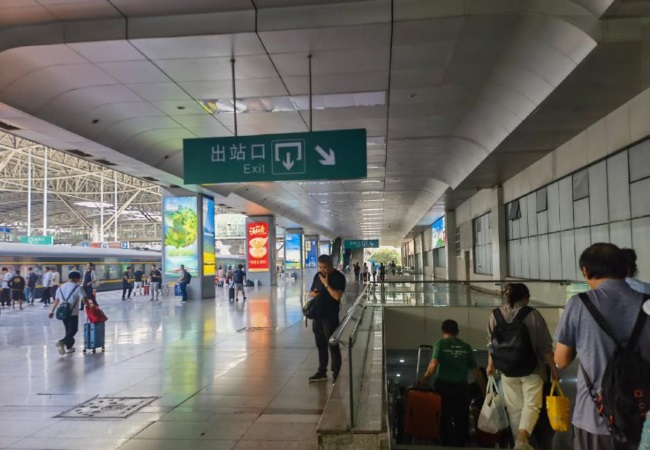 南京站高鐵站臺燈箱廣告牌投放，南京火車站大屏廣告價格