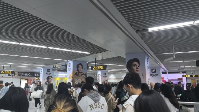 鄭州地鐵站廳包柱廣告投放案例，鄭州地鐵站臺(tái)墻貼廣告價(jià)格
