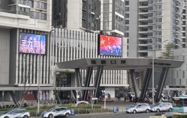 深圳蓮塘口岸羅沙路戶外LED廣告投放，蓮塘口岸大屏廣告價(jià)格