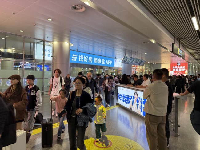 長沙機(jī)場(chǎng)T2到達(dá)出口橫牌廣告投放，長沙黃花機(jī)場(chǎng)廣告價(jià)格