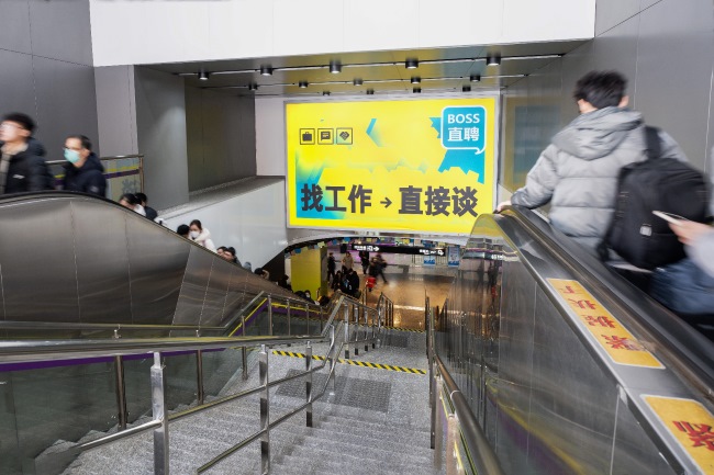 深圳地鐵站出入口扶梯正對(duì)大牌廣告投放，深圳地鐵廣告價(jià)格