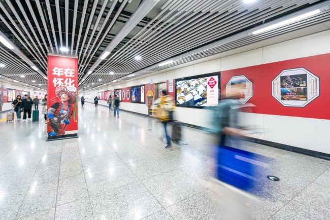 長沙地鐵火車南站站通道墻貼廣告投放，長沙地鐵廣告價格