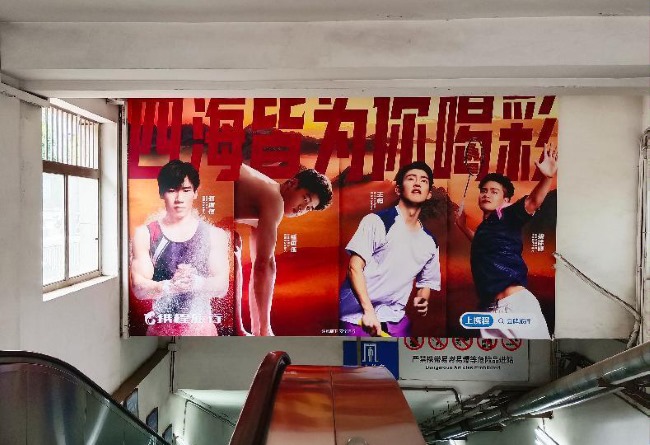北京地鐵站出入口扶梯正對(duì)梯楣廣告投放，北京地鐵廣告價(jià)格