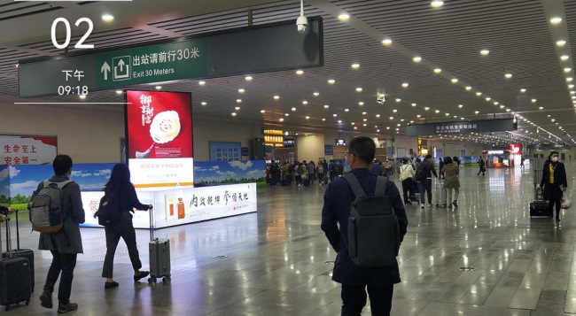 長沙南高鐵站出站通道立柱大屏廣告，長沙南站LED屏廣告價(jià)格
