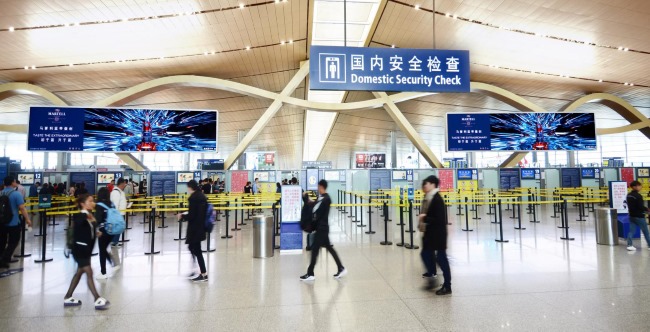 昆明長水機(jī)場(chǎng)出發(fā)安檢上方LED廣告牌，昆明機(jī)場(chǎng)大屏廣告價(jià)格