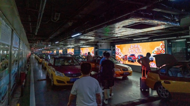 北京南高鐵站出租車通道燈箱廣告牌，北京南站大屏廣告價(jià)格