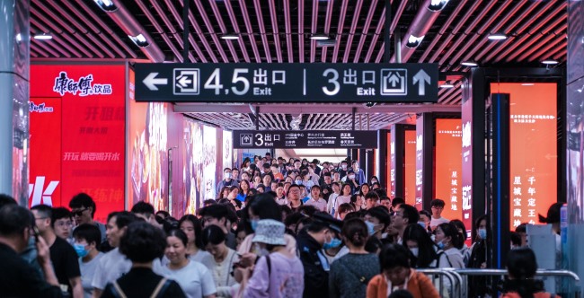 長(zhǎng)沙地鐵五一廣場(chǎng)換乘通道墻面廣告，長(zhǎng)沙地鐵大屏廣告價(jià)格