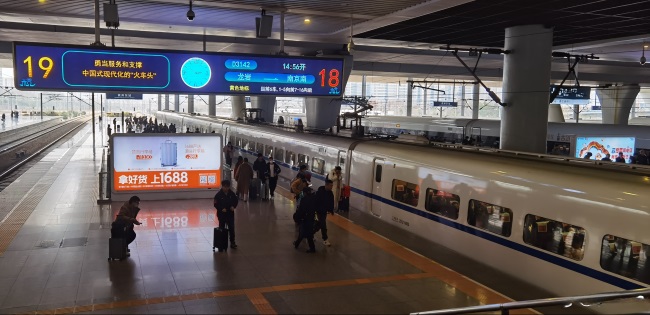 杭州東高鐵站臺燈箱廣告投放，杭州東站大屏廣告價格