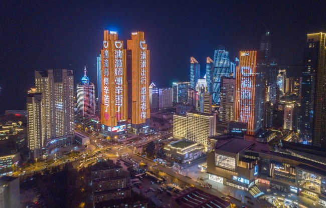 青島五四廣場(chǎng)樓體燈光秀廣告投放，青島地標(biāo)雙子座大屏廣告價(jià)格