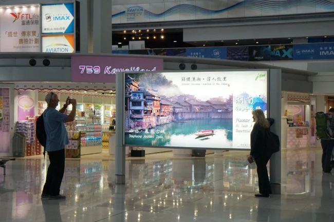 香港機(jī)場廣告有哪些形式？預(yù)算100萬左右怎樣投放效果更好？第一戶外傳媒代理發(fā)布香港機(jī)場廣告是否值得信賴？