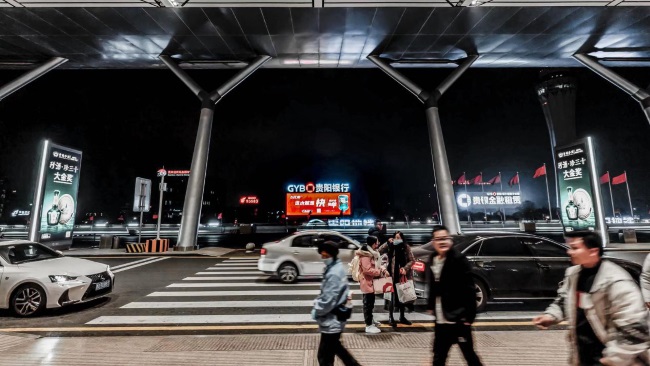 詳細(xì)介紹一下貴陽(yáng)龍洞堡機(jī)場(chǎng)媒體位置，并說明第一戶外傳媒代理哪些廣告位？