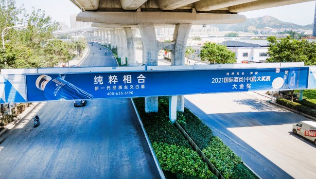青島李滄重慶中路天橋燈箱大牌廣告投放，青島戶外廣告價格