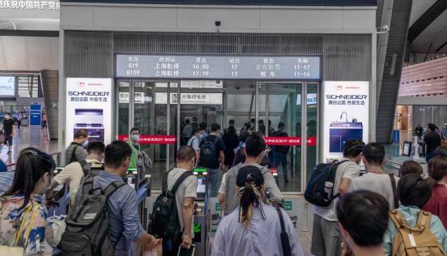 北京南高鐵站檢票口玻璃門貼墻貼廣告投放，北京南站廣告價格